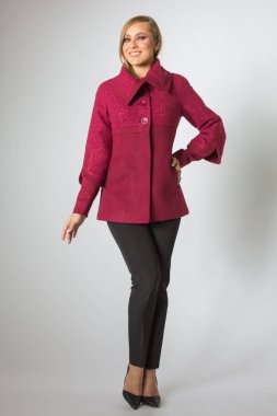 Sarışın model kırmızı ceket ve siyah pantolon poz