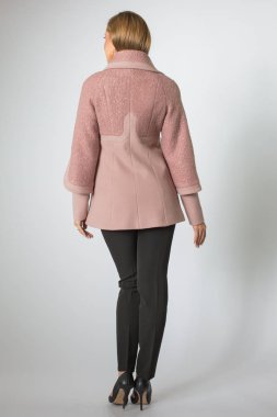 Pembe ceket ve siyah pantolon poz güzel kadın