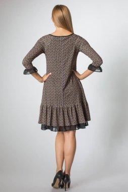 Sarışın kız gri elbiseli poz