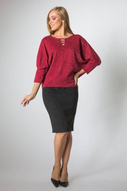 Güzel model siyah elbise ve kırmızı bluz poz