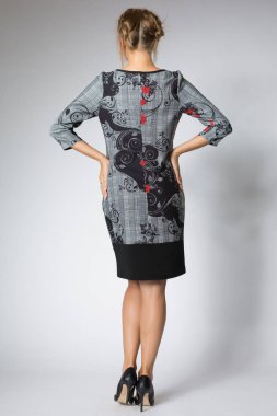 Beyaz / gri elbiseli poz genç kız moda