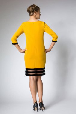 Güzel sarışın model sarı uzun elbiseyle poz