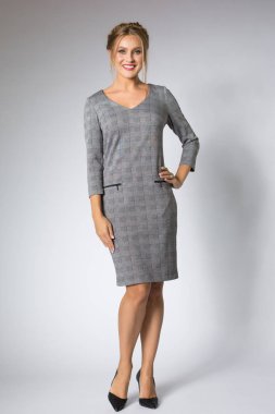Beyaz / gri elbiseli poz genç kız moda