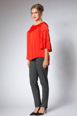 Güzel sarışın model kırmızı bluz ve gri pantolon poz