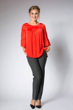 Güzel sarışın model kırmızı bluz ve gri pantolon poz