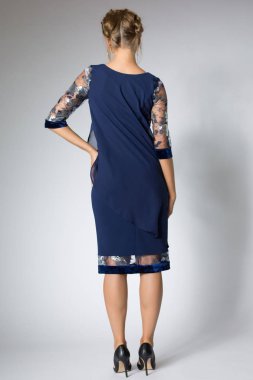 Güzel kız mavi elbiseyle poz