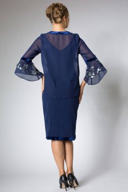 Güzel kız mavi elbiseyle poz