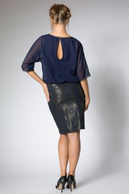 Güzel kız mavi elbiseyle poz