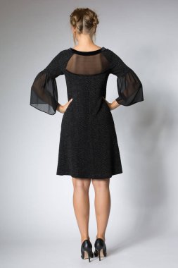 Güzel sarışın kız lüks Siyah elbisenin içinde poz