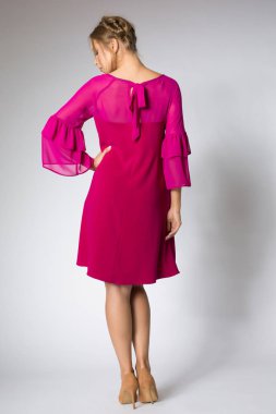 Güzel sarışın model pembe elbisenin içinde poz