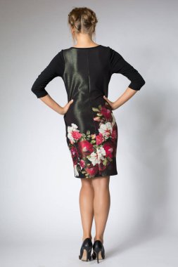 Sarışın kadın çiçek tasarımı ile uzun elbise poz