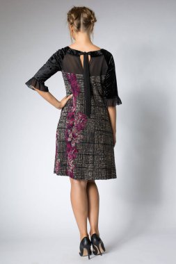 Sarışın kadın çiçek tasarımı ile uzun elbise poz