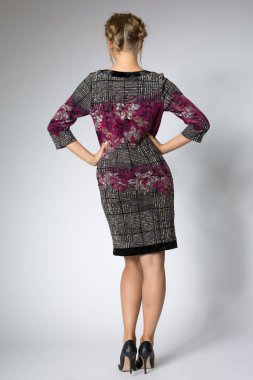 Sarışın kadın çiçek tasarımı ile uzun elbise poz