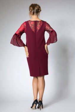 Güzel model moda kırmızı elbiseyle poz