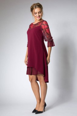 Güzel model moda kırmızı elbiseyle poz