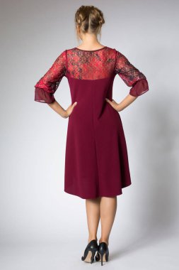 Güzel model moda kırmızı elbiseyle poz