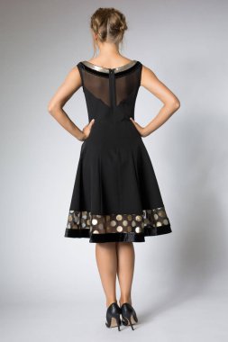 Güzel sarışın kız lüks Siyah elbisenin içinde poz