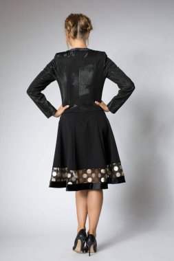 Güzel sarışın kız lüks Siyah elbisenin içinde poz