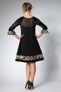 Güzel sarışın kız lüks Siyah elbisenin içinde poz