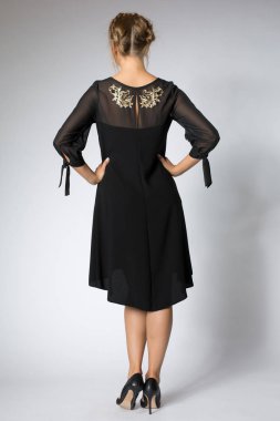 Güzel sarışın kız lüks Siyah elbisenin içinde poz