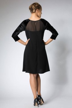 Güzel sarışın kız lüks Siyah elbisenin içinde poz