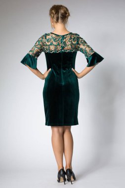 Güzel kız mavi elbiseyle poz