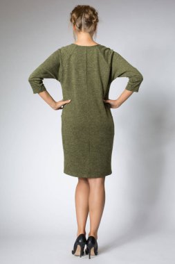 Yeşil uzun elbiseyle poz kız moda