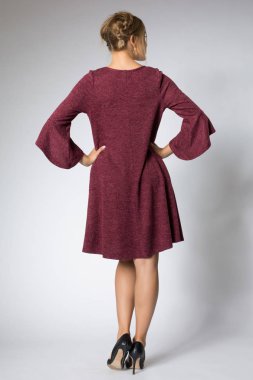 Güzel model moda kırmızı elbiseyle poz