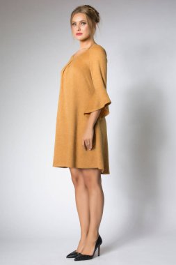 Güzel sarışın model sarı uzun elbiseyle poz