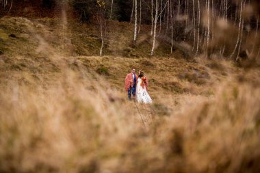 Ormanda açık poz güzel düğün çifti