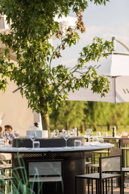 Gözlüklü açık masa