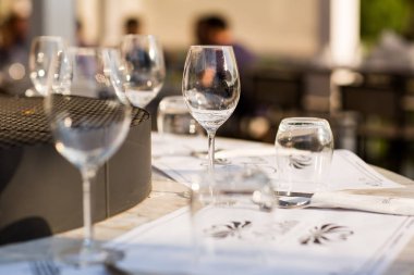 Beyaz masa örtüsü gözlük