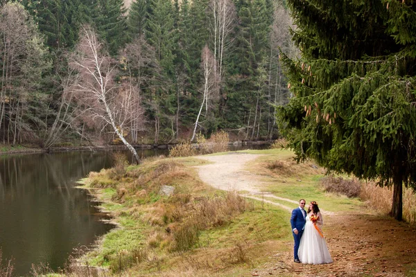 Γαμήλιο Ζεύγος Θέτοντας Λόφο Κοντά Στη Λίμνη Στην Εξοχή — Φωτογραφία Αρχείου