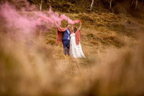 Beautiful Wedding Couple Posing Smoke Producing Hands — Stock Photo, Image
