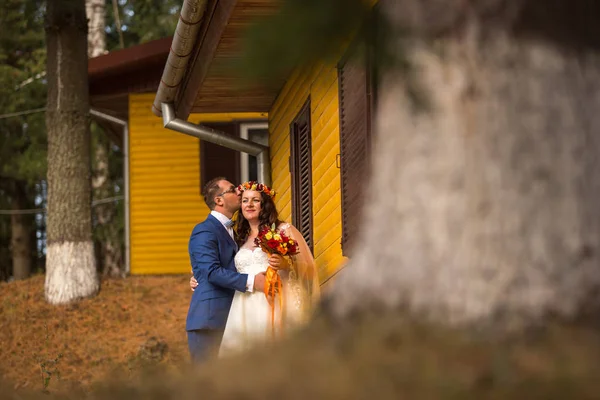 Hermosa Pareja Boda Posando Cerca Casa Madera Bosque —  Fotos de Stock