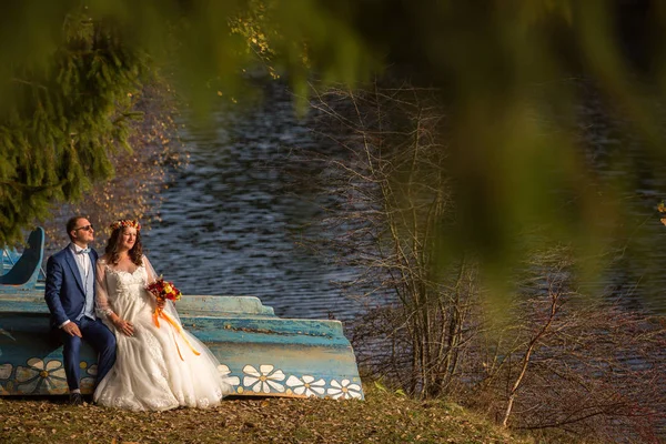 Young Wedding Couple Posing Outdoor Lake — Stock Photo, Image