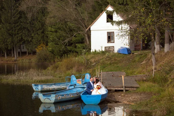 Mooie Bruidspaar Poseren Boot Lake — Stockfoto