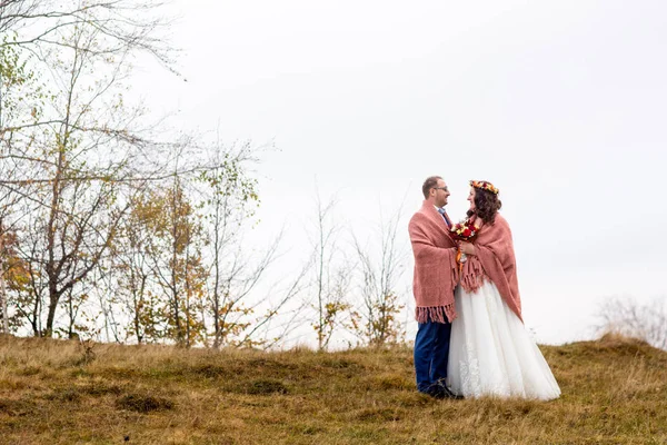 Gelin Damat Sarı Alan Battaniyeye Sarılmış — Stok fotoğraf