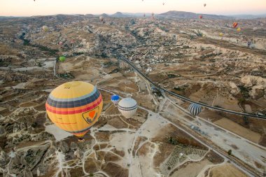 Sıcak hava balonu taşın uçan