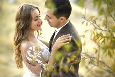 Evlilik çift doğada poz