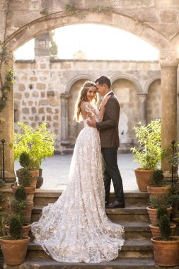 Eski şehirde poz güzel düğün çifti