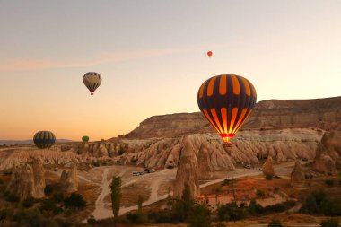 Türkiye'de balon Kapadokya Göreme Kapadokya, Kapadokya dağlarında gündoğumu