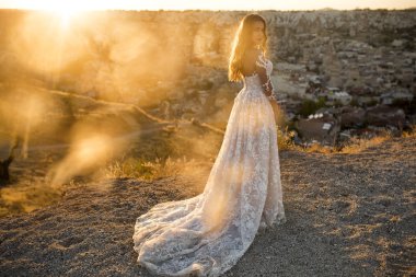 Güzel kız elbise ayıklayacaktır içinde poz