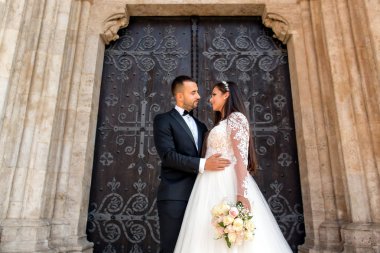 Eski kale poz güzel düğün çifti