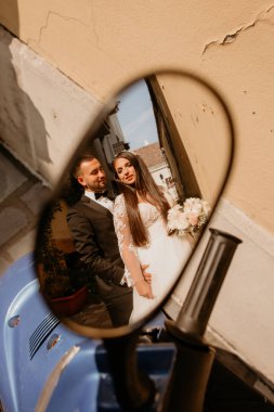 Yakışıklı damat ve güzel esmer gelin aynaya poz