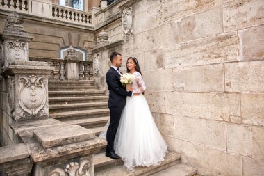 Eski kale poz genç Düğün çifti