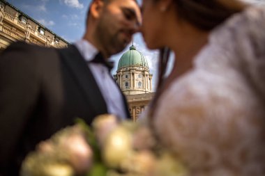 Bahçede, poz genç Düğün çifti kule üzerinde odaklanmak
