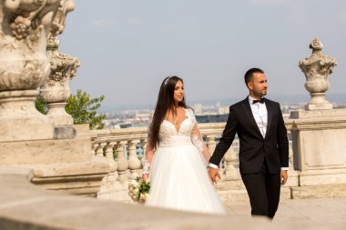 Genç esmer gelin ve yakışıklı damat eski kale poz