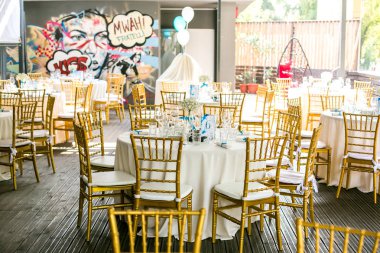 Sarı sandalye ile beyaz masa