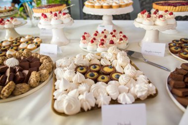 Lezzetli düğün resepsiyonu, tatlı masası.